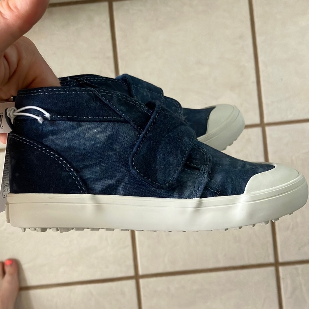 Old Navy toddler size 9 shoes. New never worn w/tags. Dark tie-dye blue print.
